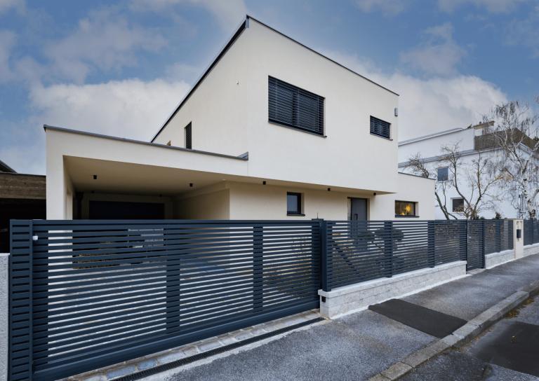 Einfamilienhaus mit Flachdach und Garage von AL Architekt ZT.