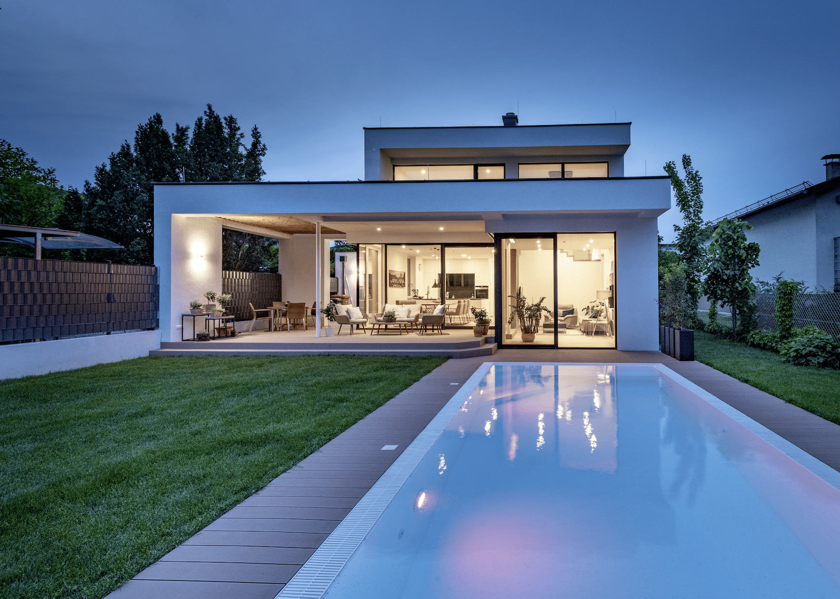 AL ARCHITEKT ZT GmbH zeigt ein modernes Flachdachhaus mit schöner Terrasse und Pool.