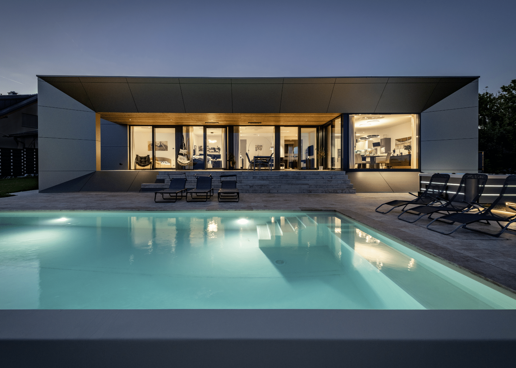 AL ARCHITEKT ZT GmbH zeigt ein sehr modernes, kubisches Einfamilienhaus mit aufregender Fassadengestaltung, Terrasse und großem Swimmingpool.