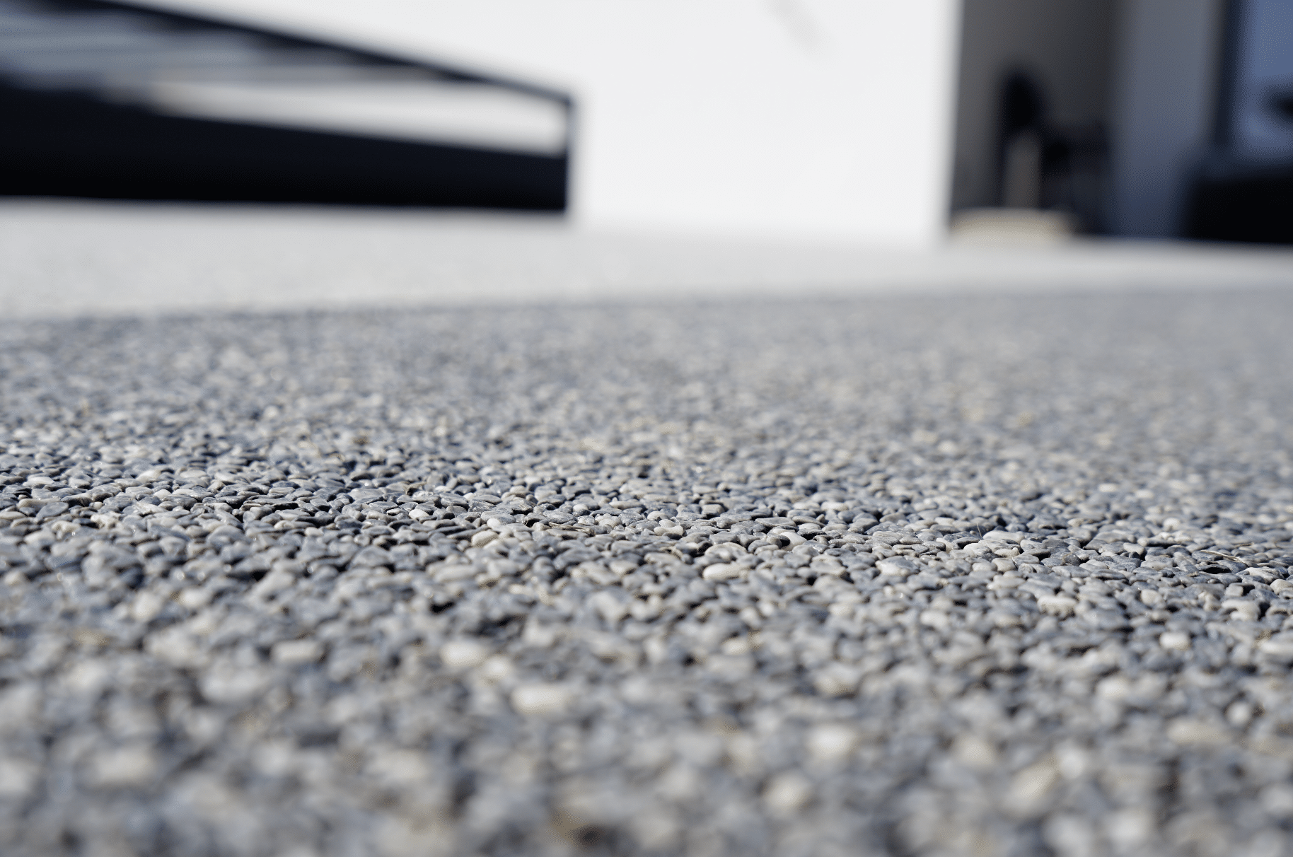 stoneCARPET präsentiert einen dunkelgrauen Kieselteppich am Boden um das natürliche Gefühl auf der Sohle zu wahren.
