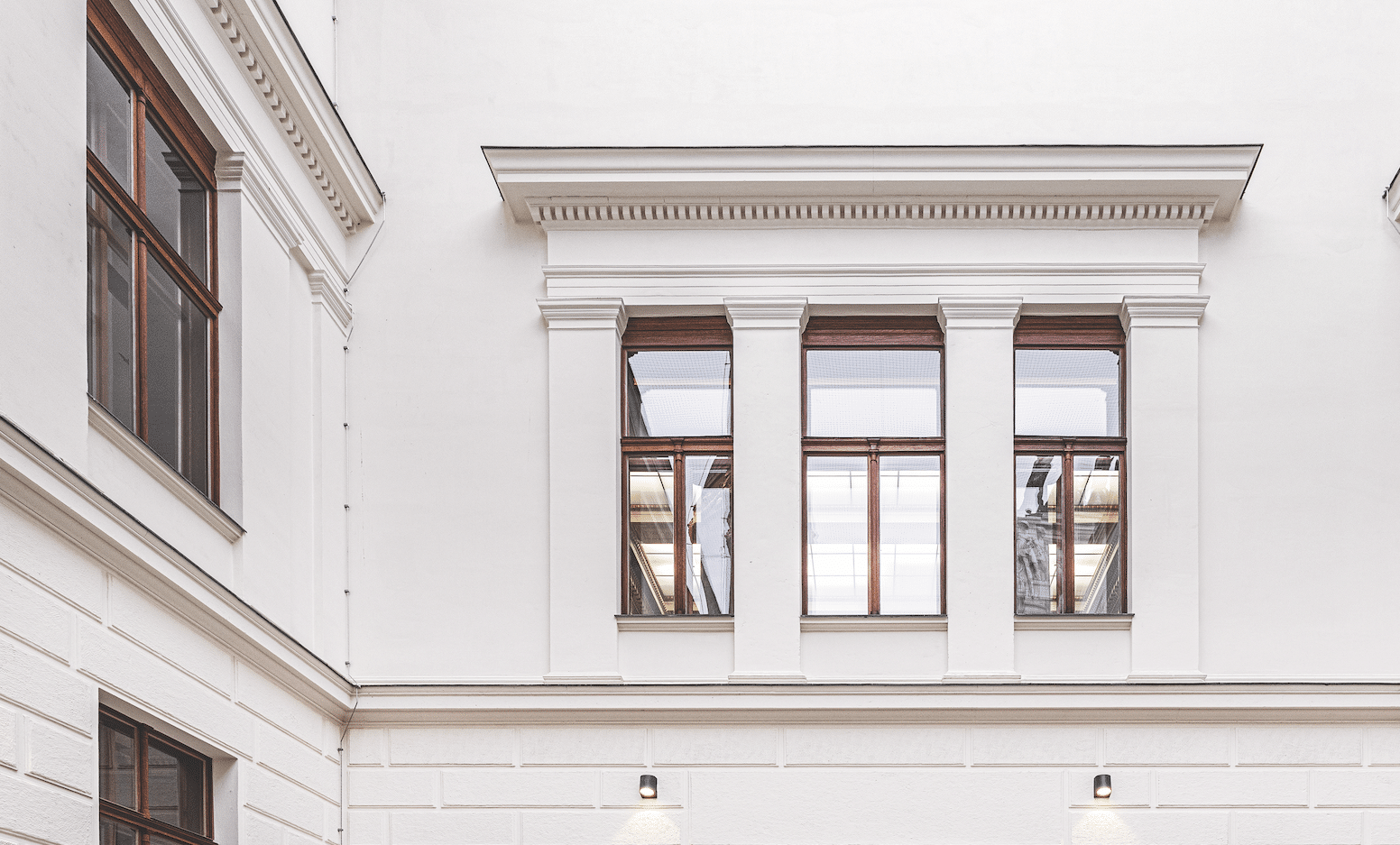 Ein schönes Gebäude mit sanierten Fenstern mit Holzrahmen und neuer Dämmung von Austrotherm.