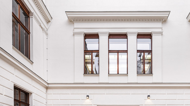 Ein schönes Gebäude mit sanierten Fenstern mit Holzrahmen und neuer Dämmung von Austrotherm.