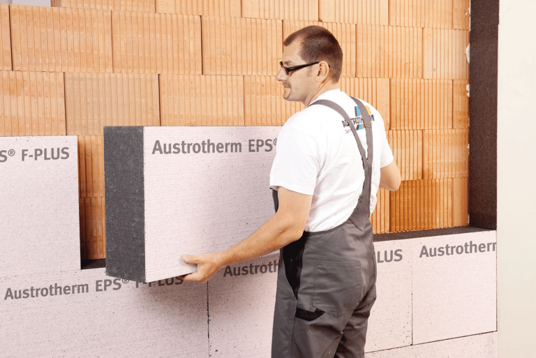 Mitarbeiter beim Verlegen von EPS-Platten F-Plus von Austrotherm.