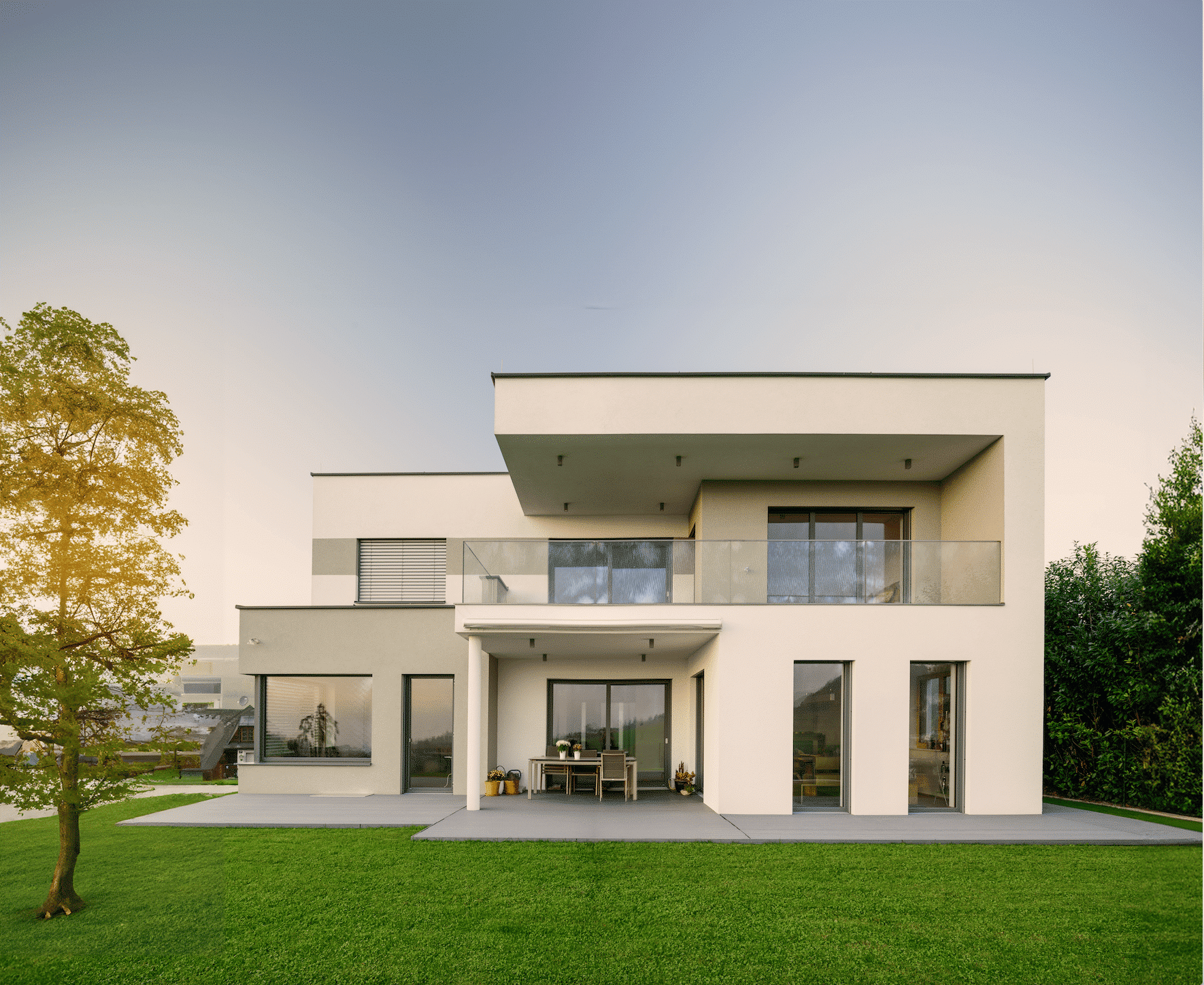 Bad Zeller präsentiert ein modernes Einfamilienhaus mit Flachdach, die großen Fensterfronten mit dem Glasgeländer sorgen für viel Licht und einen freien Blick in den Garten.