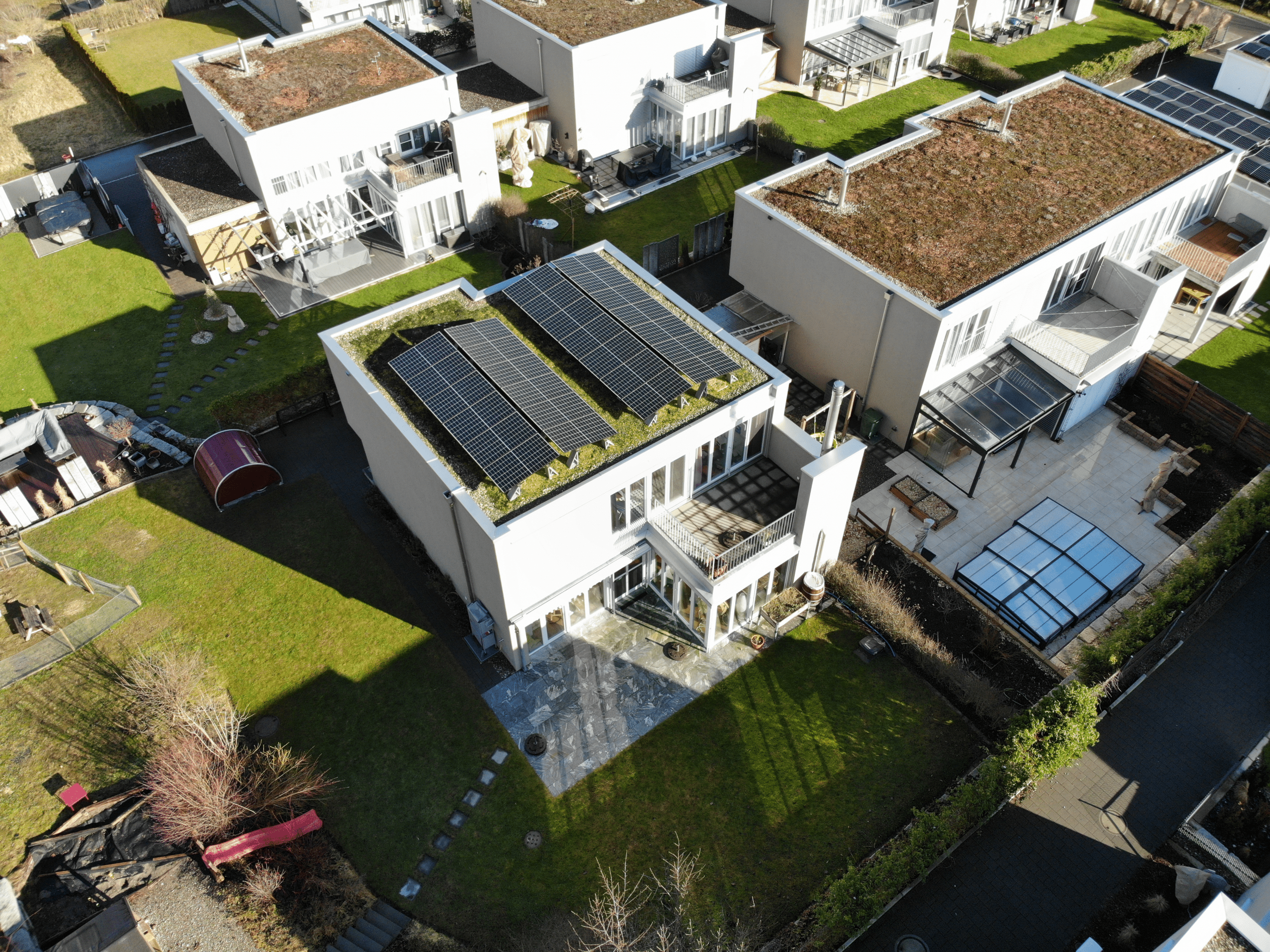 Privathaus mit Solarmodulen von BayWa r. e. Solar Systems am Dach.