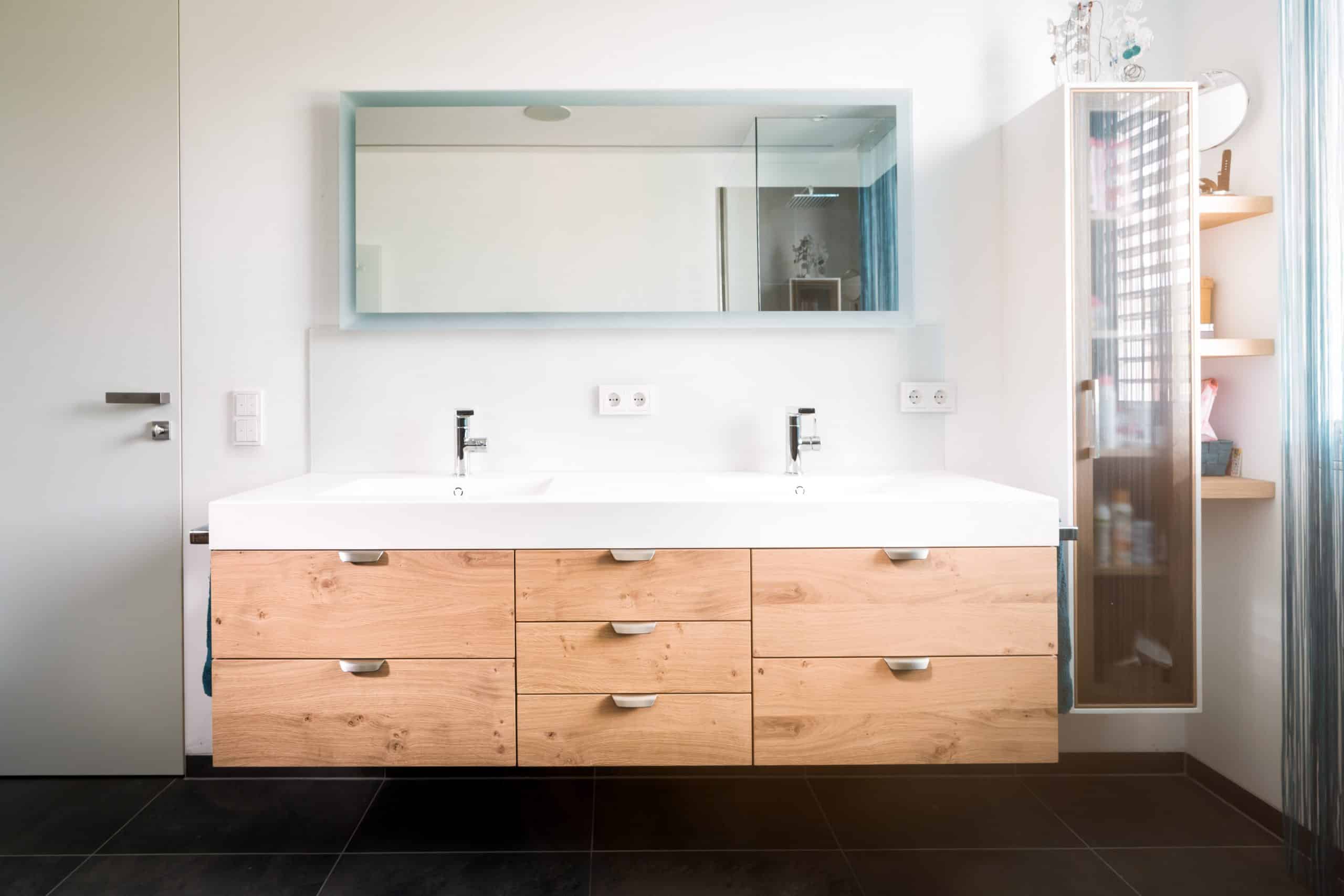 BÖHM MÖBEL zeigt ein Doppelwaschbecken mit Holzladen, einen Spiegel und einen Schrank mit Glastür.