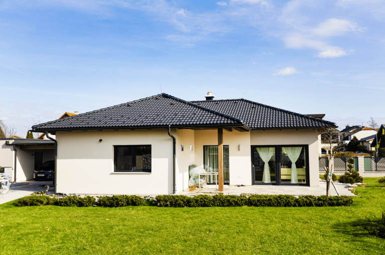 Bungalow mit Satteldach, Terrasse und Garten von DIALOG Haus.