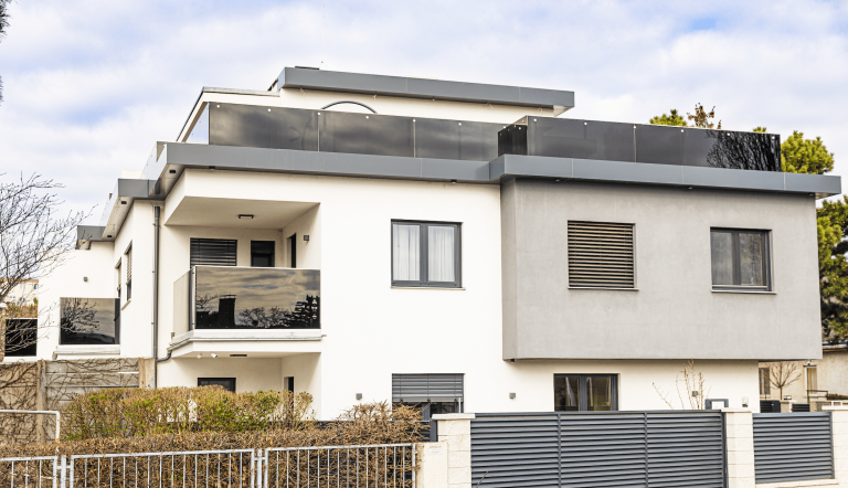 Mehrstöckiges Einfamilienhaus mit Rundum-Balkon von DIALOG Haus.