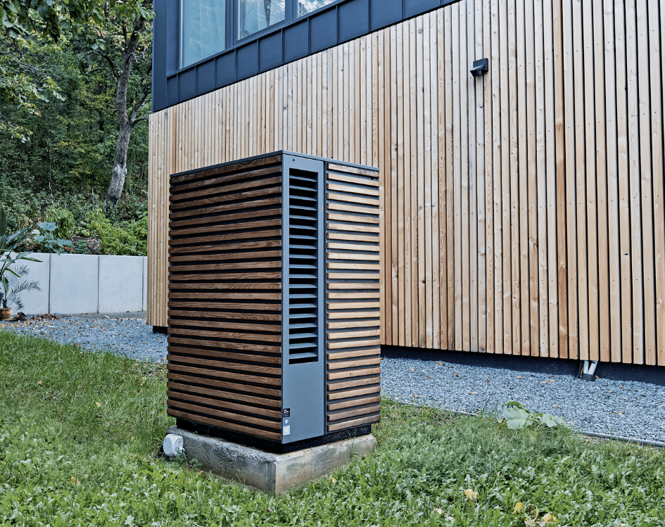 Dimplex zeigt eine Wärmepumpe mit Holzverkleidung im Außenbereich eines modernen Hauses im gleichen Design.