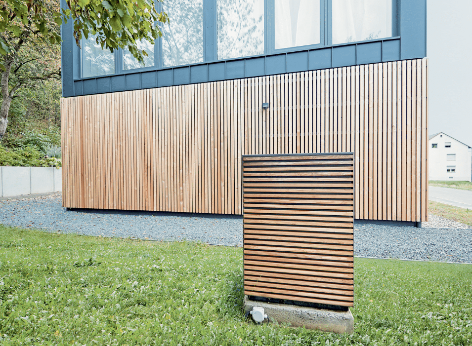 Dimplex zeigt eine Wärmepumpe mit Holzverkleidung im Außenbereich eines modernen Hauses im gleichen Design.