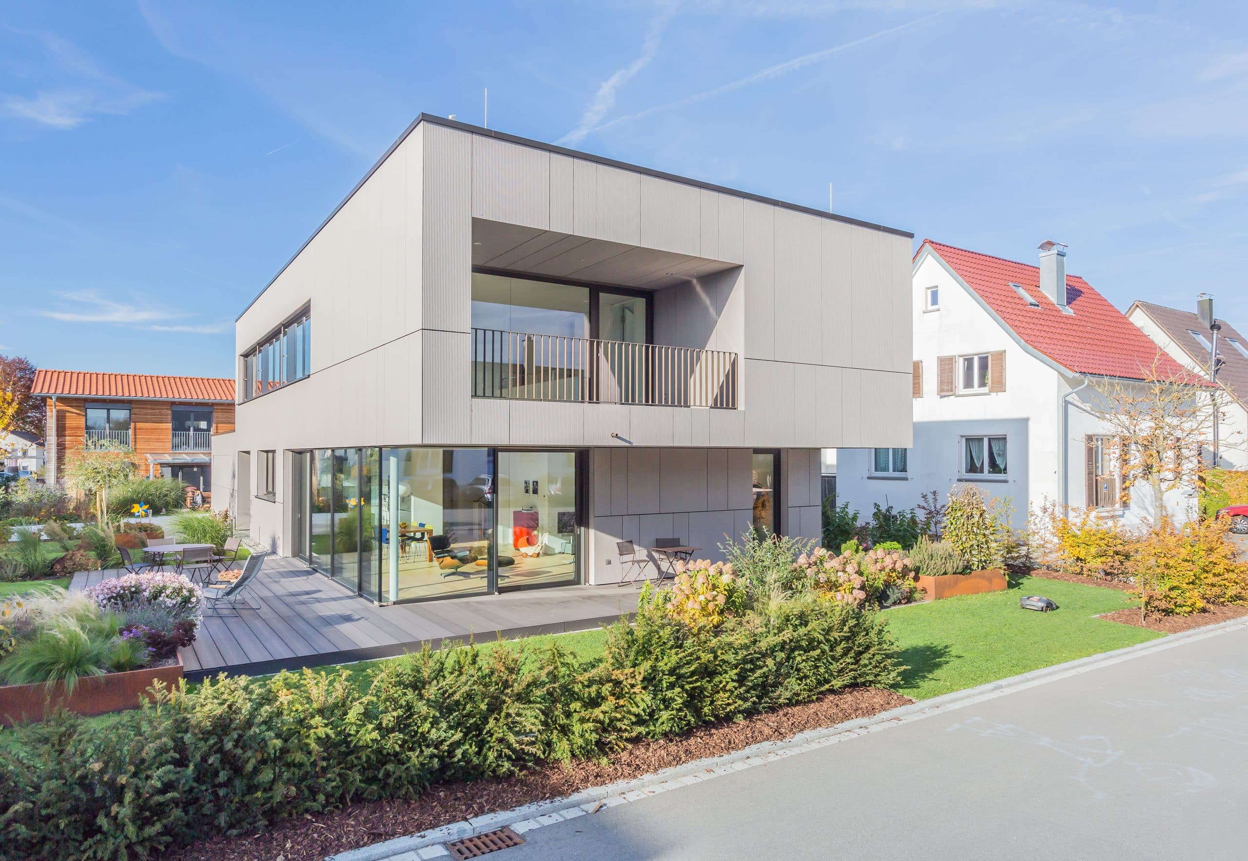 ETIVR zeigt ein Einfamilienhaus mit grauen Fassadenplatten von EQUITONE.
