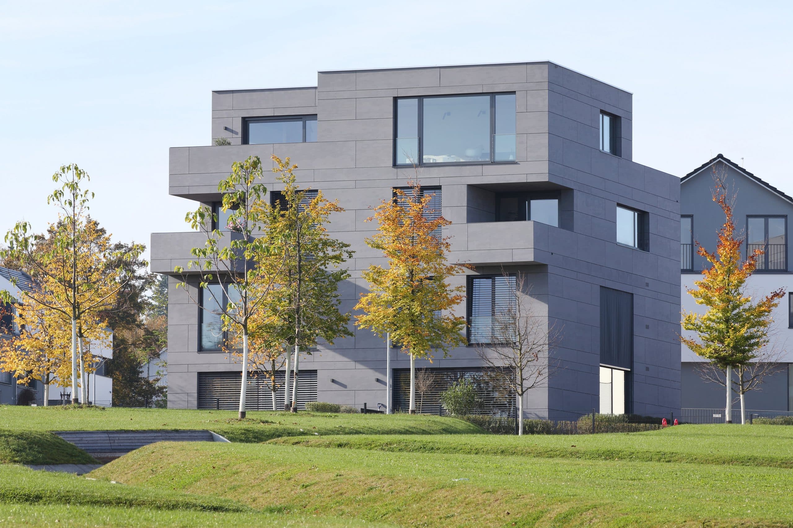 ETIVR zeigt ein Wohnhaus mit dunkelgrauen Fassadenplatten von EQUITONE.