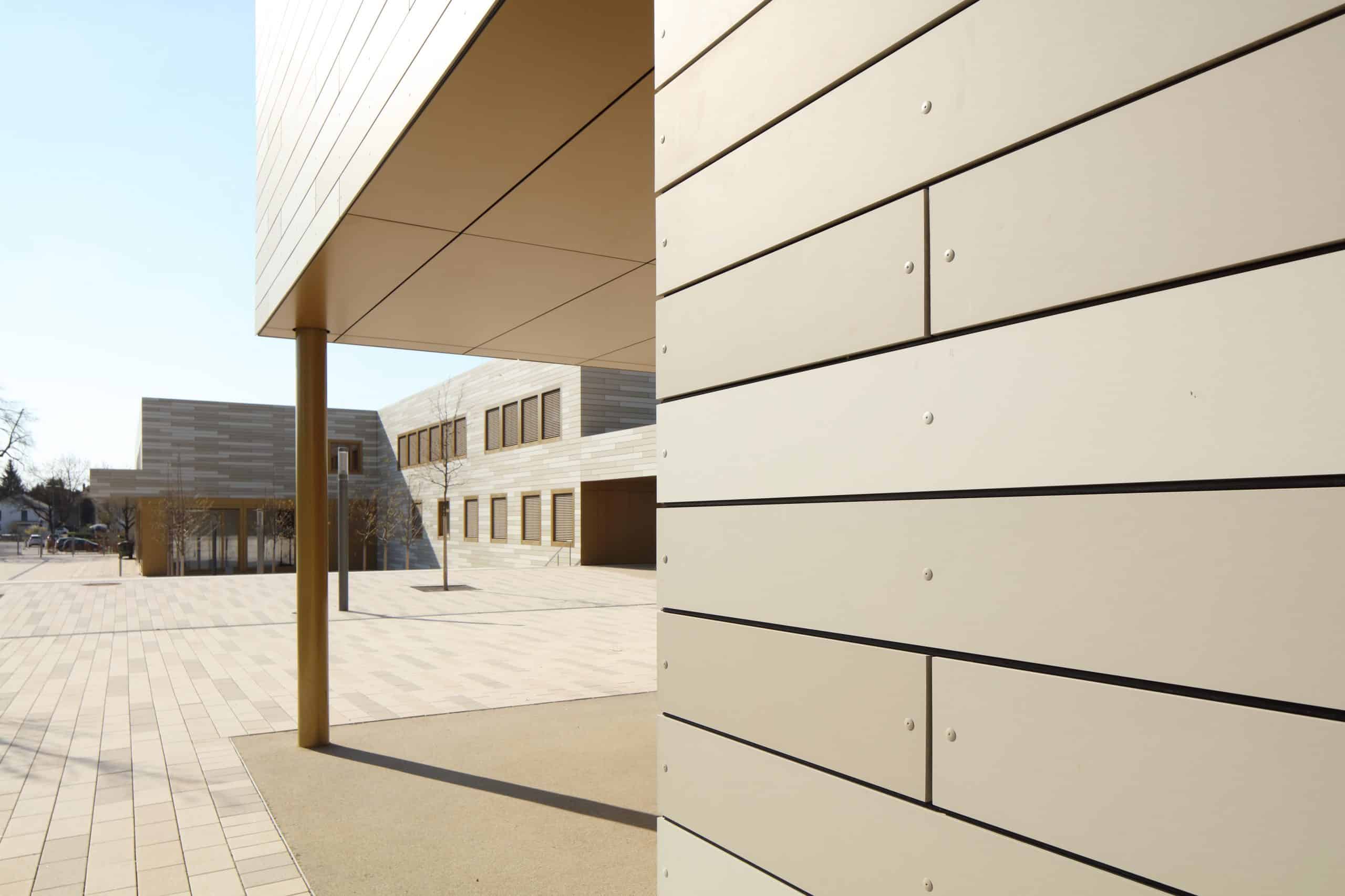 ETIVR zeigt die Hanfbachschule in Möglingen mit beigefarbenen Fassadenplatten von EQUITONE.