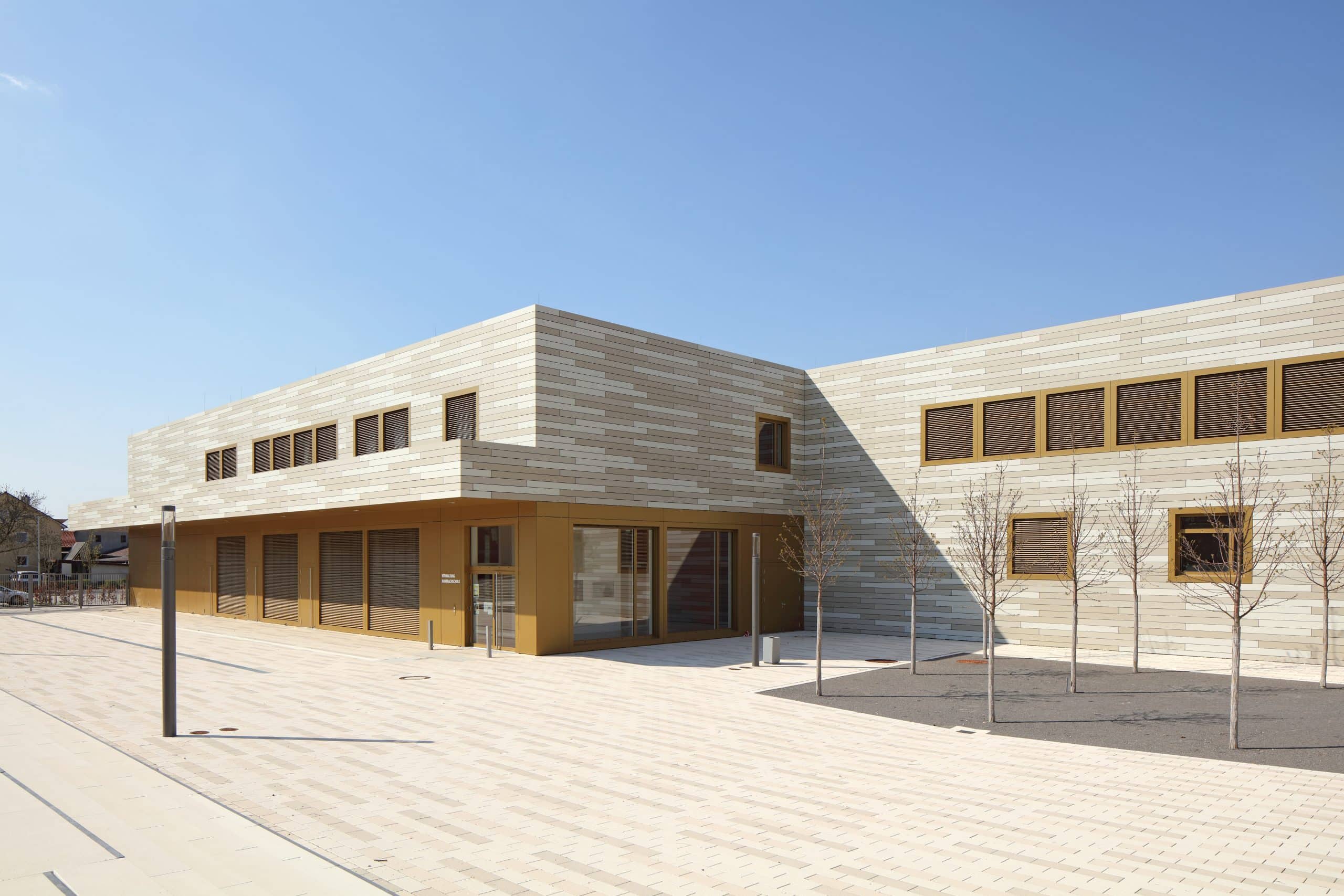ETIVR zeigt die Hanfbachschule in Möglingen mit beigefarbenen Fassadenplatten von EQUITONE.