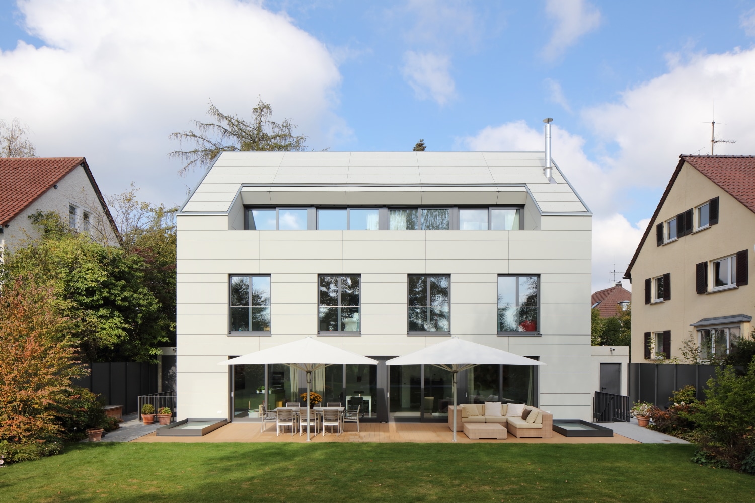 ETIVR zeigt ein modernes Einfamilienhaus mit hellgrauen Fassadenplatten von EQUITONE.