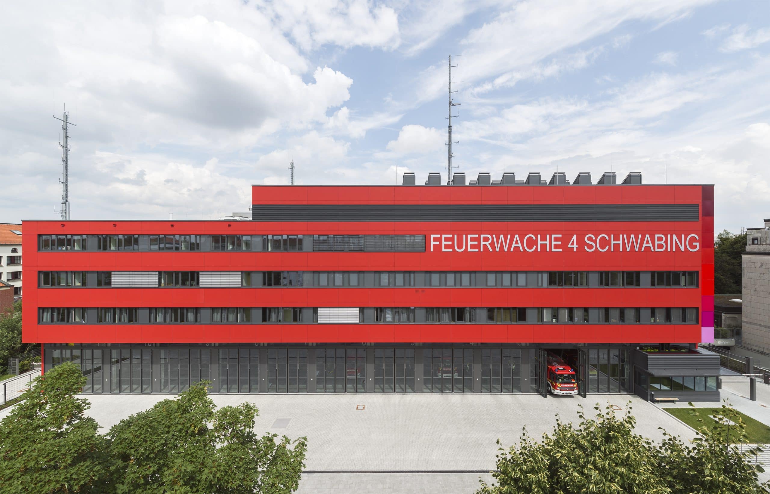 ETIVR zeigt die Feuerwache 4 in Schwabing mit roten Fassadenplatten von EQUITONE.