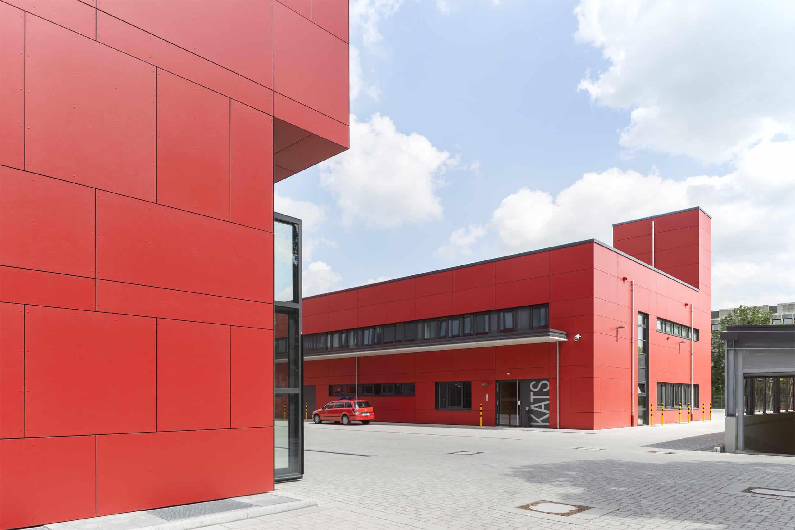 ETIVR zeigt die Feuerwache 4 in Schwabing mit roten Fassadenplatten von EQUITONE.