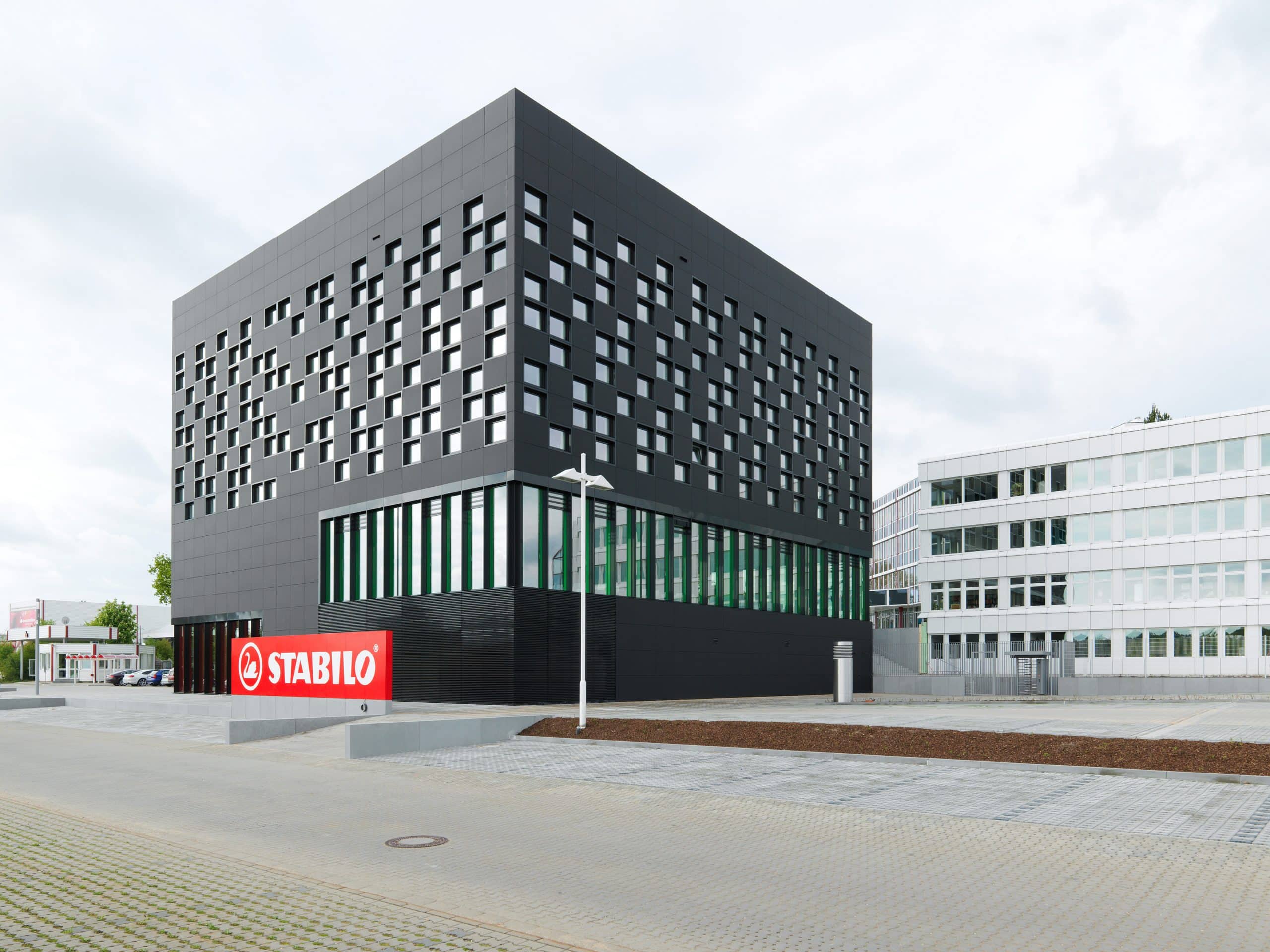 ETVIR zeigt das Firmengebäude von Stabilo mit dunkelgrauen Fassadentafeln von EQUITONE.