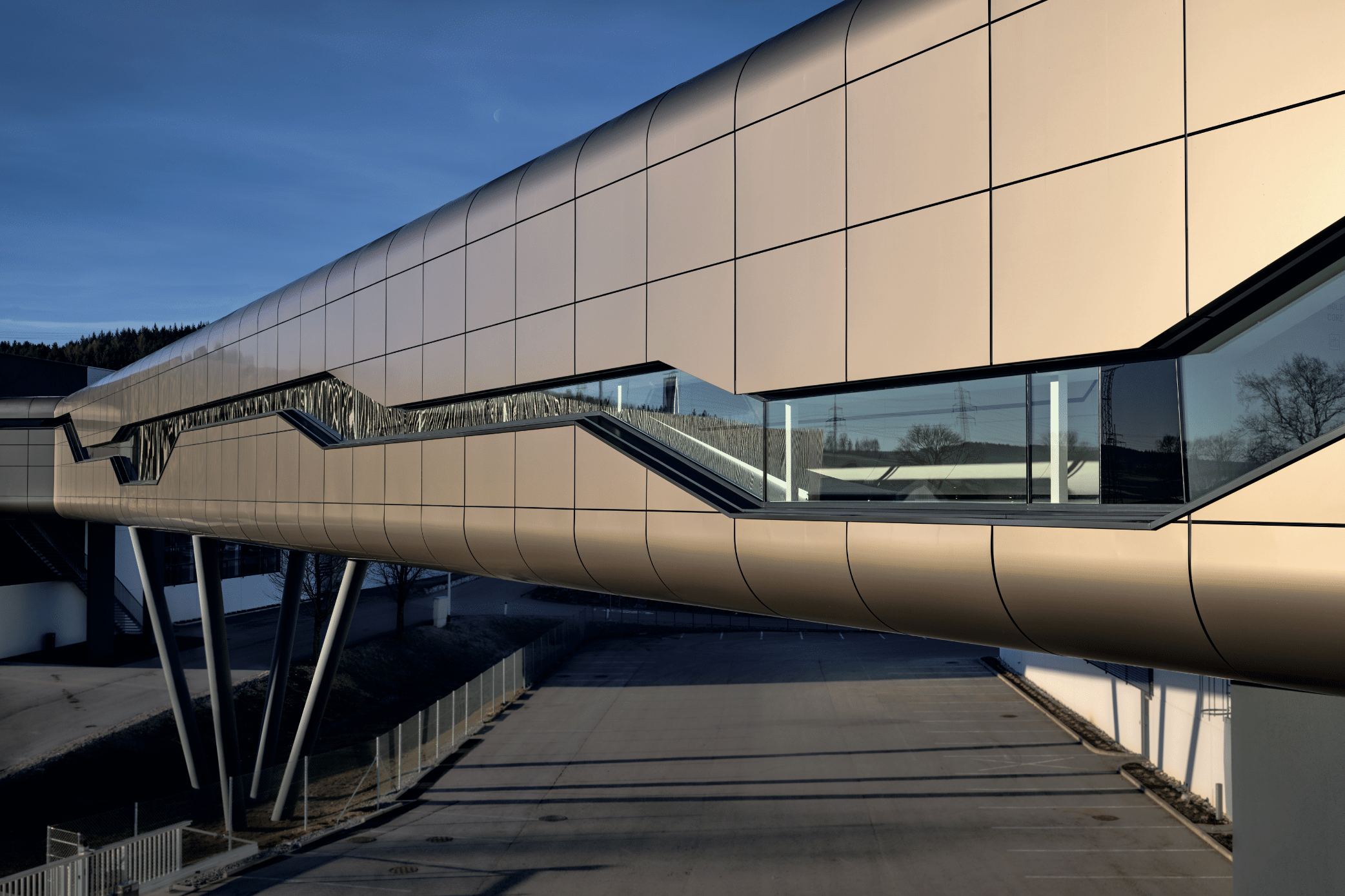 ETVIR zeigt die Außenansicht der Fill Future Tube in bronze mit Fenster. © raumpixel