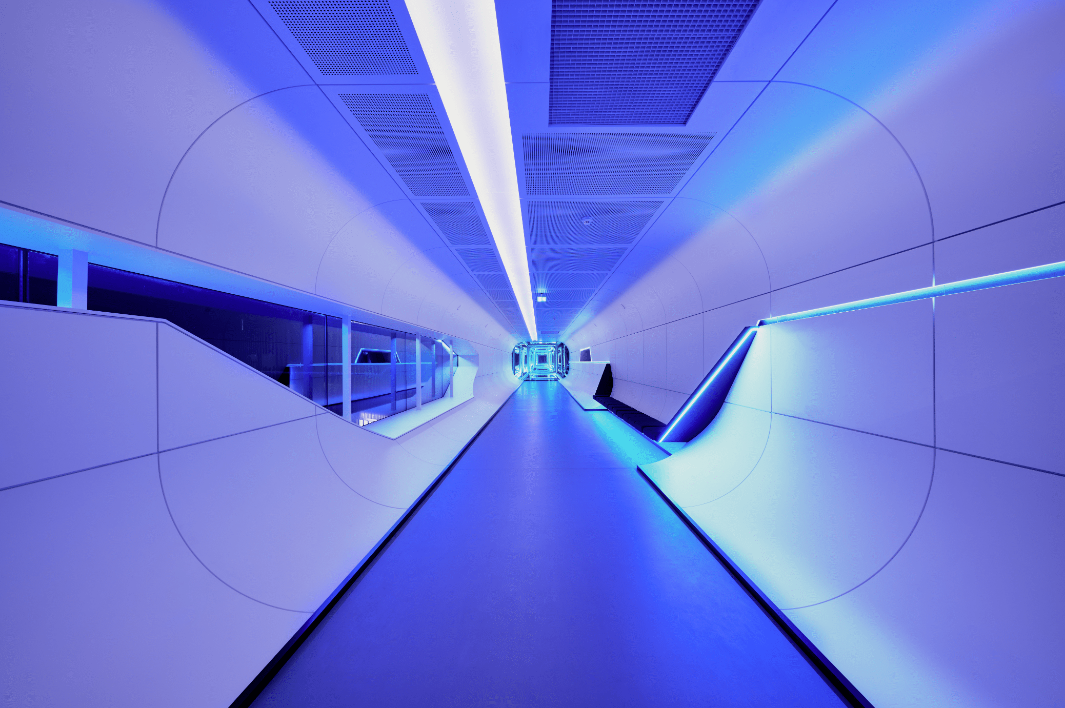 Die Fill Future Tube von ETVIR in der Innenansicht in blau-leuchtend. © raumpixel