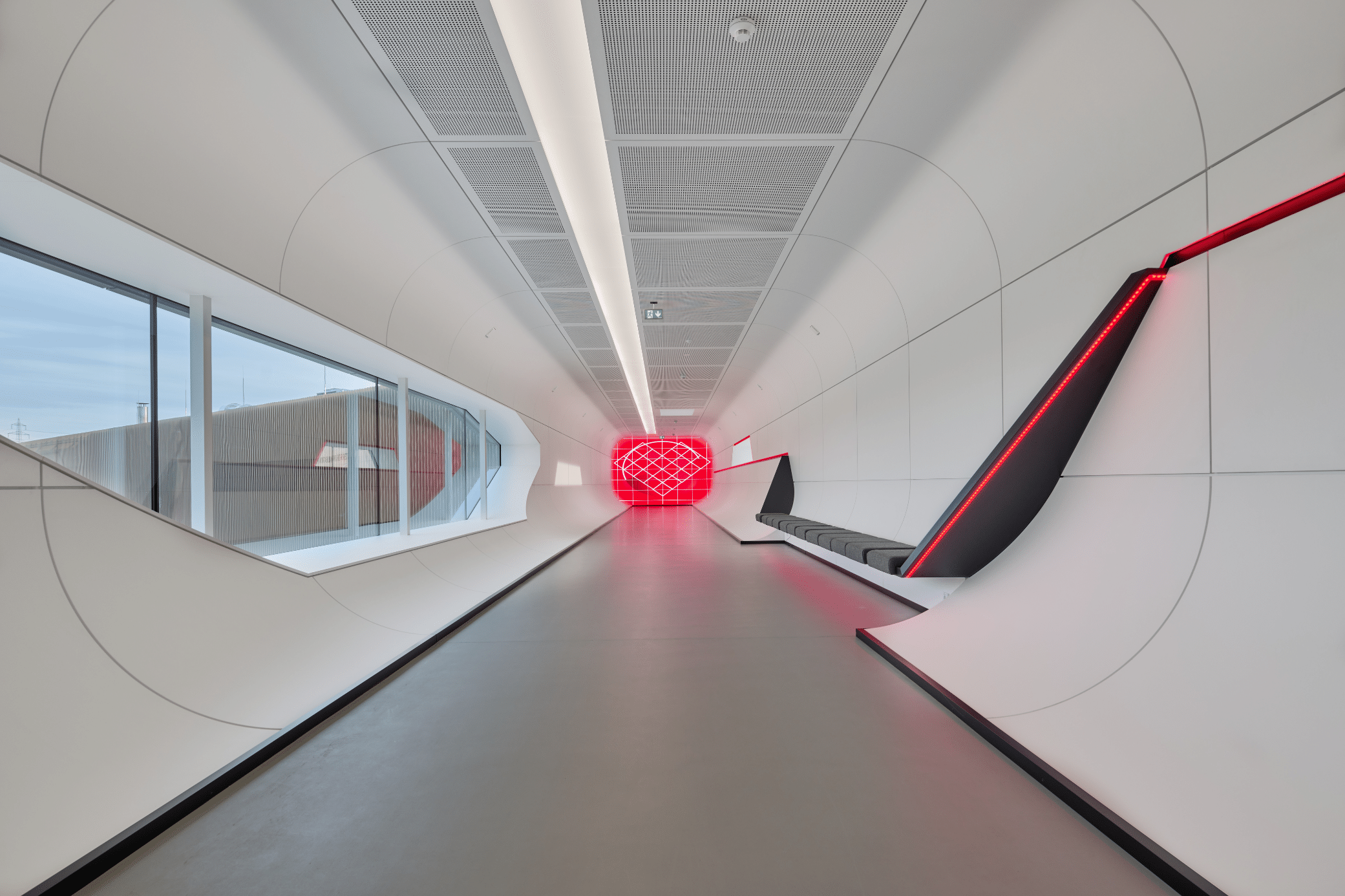 Die Fill Future Tube von ETVIR in der Innenansicht mit langem Fenster. © raumpixel