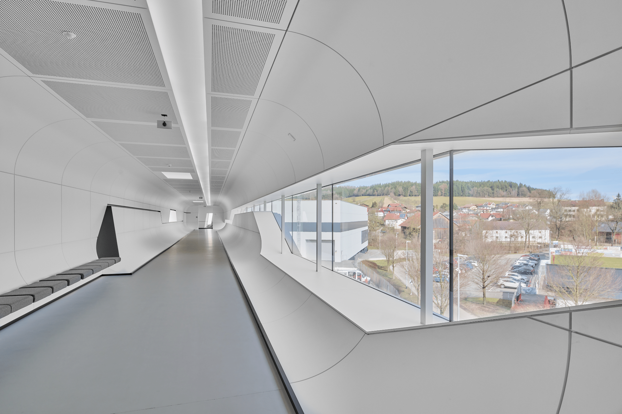 Die Fill Future Tube von ETVIR in der Innenansicht mit langem Fenster und Sitzmöglichkeiten. © raumpixel