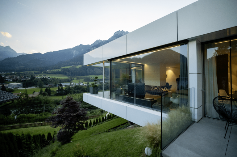 Moderne Villa in Hanglage mit Fassade aus Glas und ALUCOBOND von ETVIR.