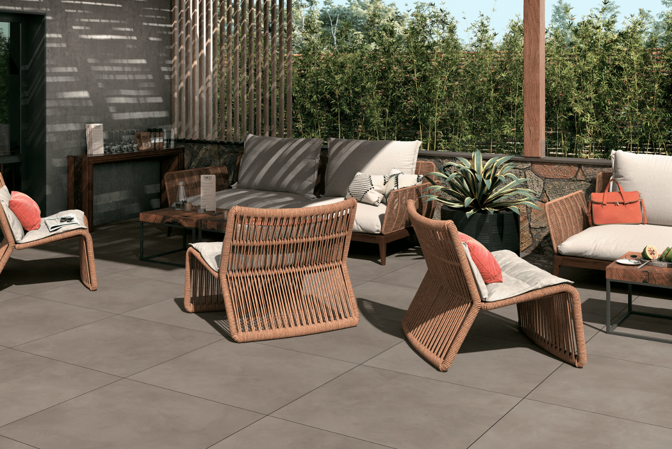 Felbermair zeigt eine Terrasse mit modernen Gartenmöbeln und großen, quadratischen Bodenfliesen von Mirage.