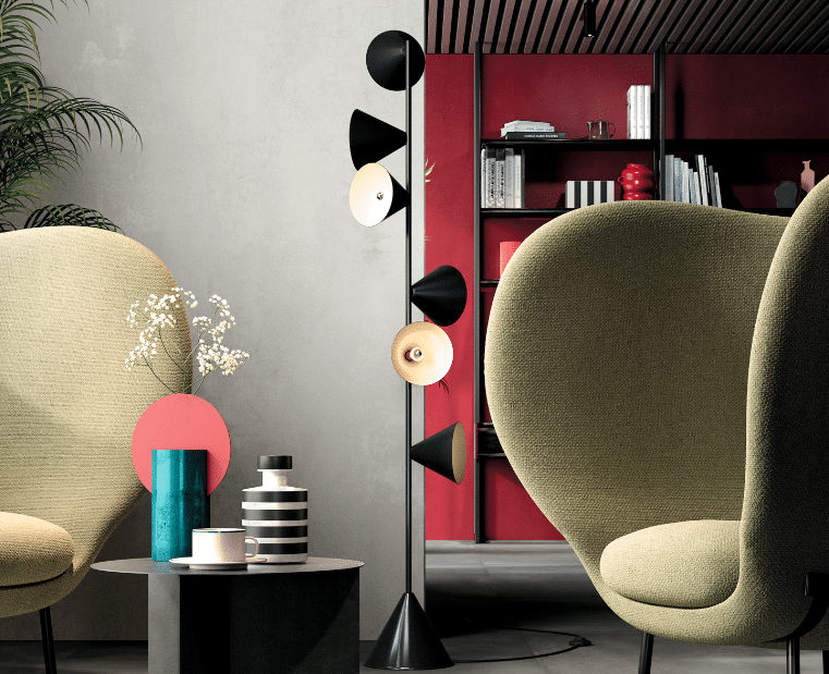 Felbermair zeigt einen Wohnraum mit grauen Bodenfliesen von Mirage und einer stylischen Stehlampe und Loungesesseln als Eyecatcher.