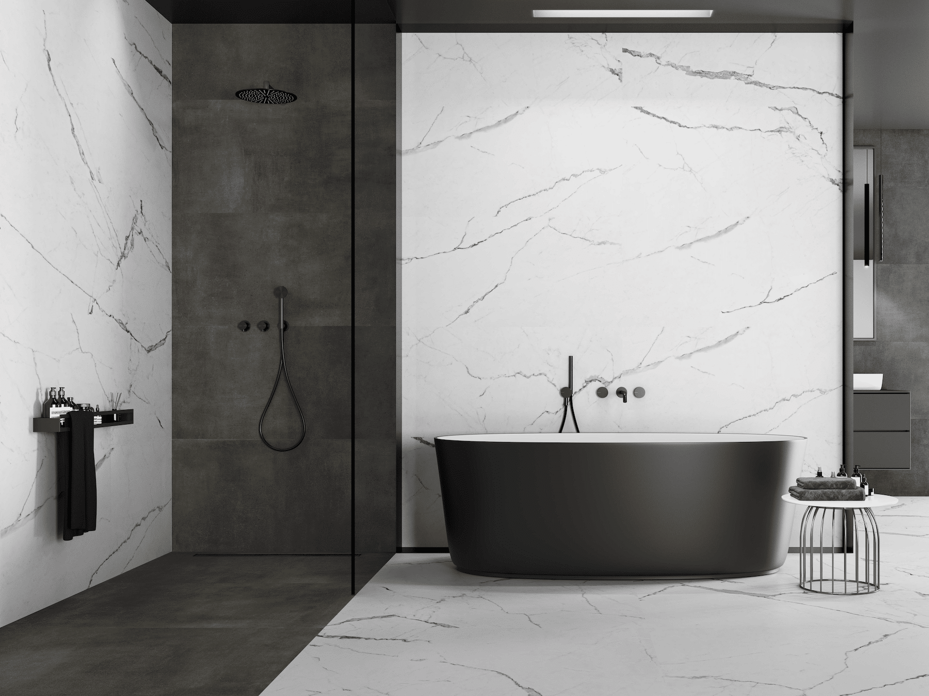 Felbermair zeigt ein gefliestes Badezimmer mit schwarz-weiss marmorierten Fliesen und einer offenen Dusche mit dunkelgrauen Fliesen und eine schwarze Badewanne von Keraben.