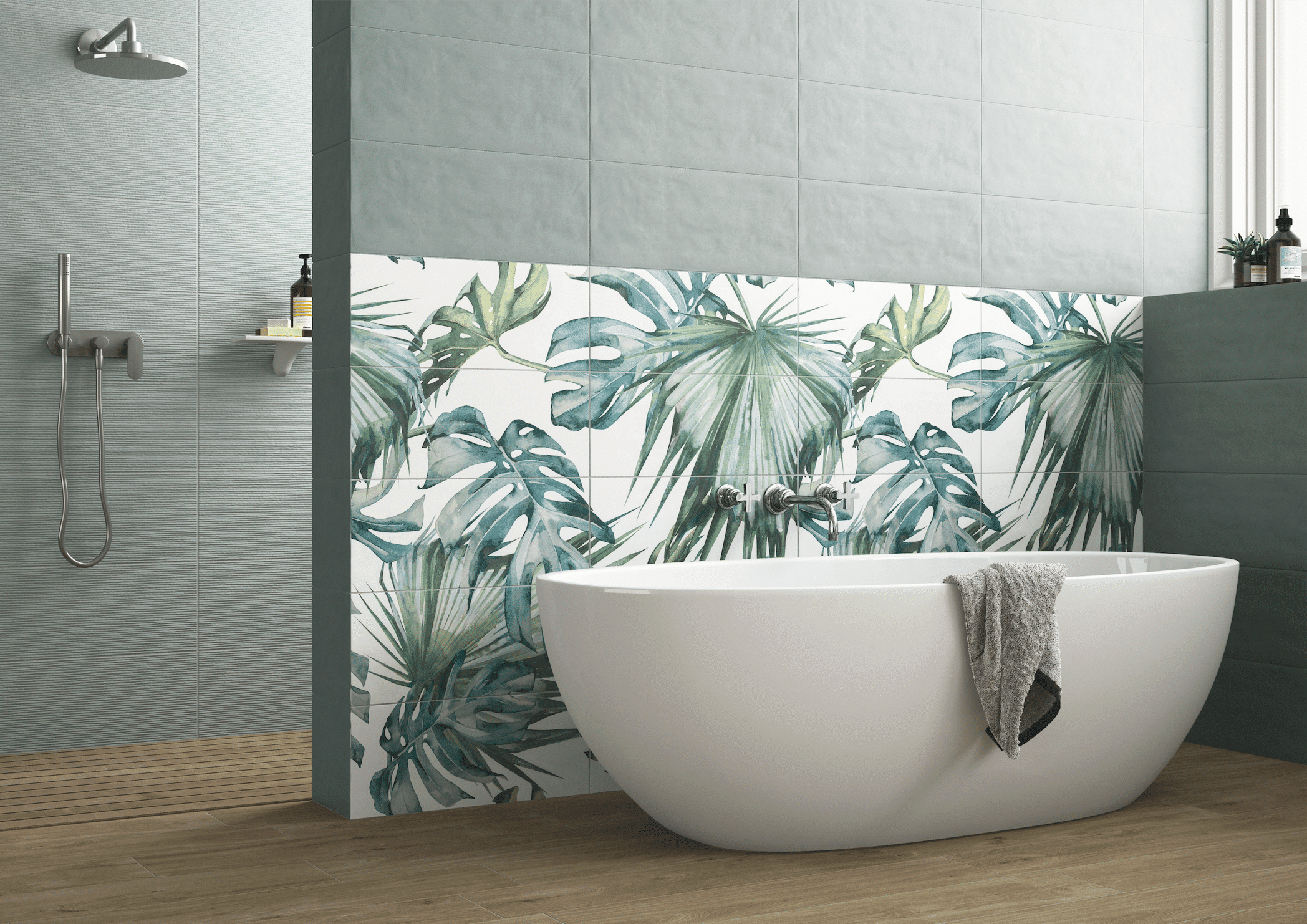 Badezimmer mit Walkin-Dusche und freistehender Badewanne vor grünen Muster-Wandfliesen der Firma Fliesendorf.