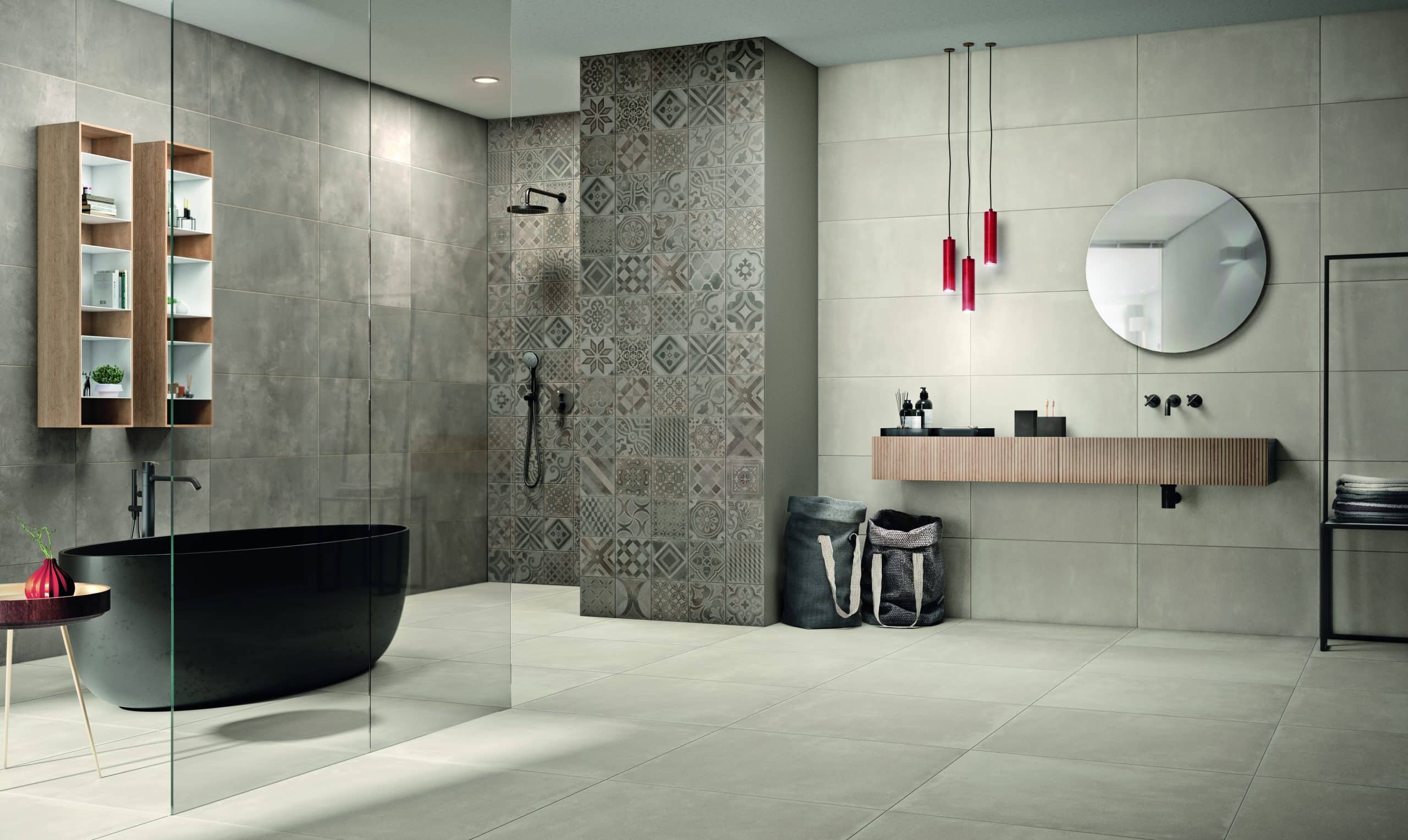 Fliesendorf präsentiert ein Badezimmer in hellen beige/grau Tönen mit einer schwarzen freistehenden Badewanne, mehreren Regalen, einem Waschtisch inklusive Waschbecken.