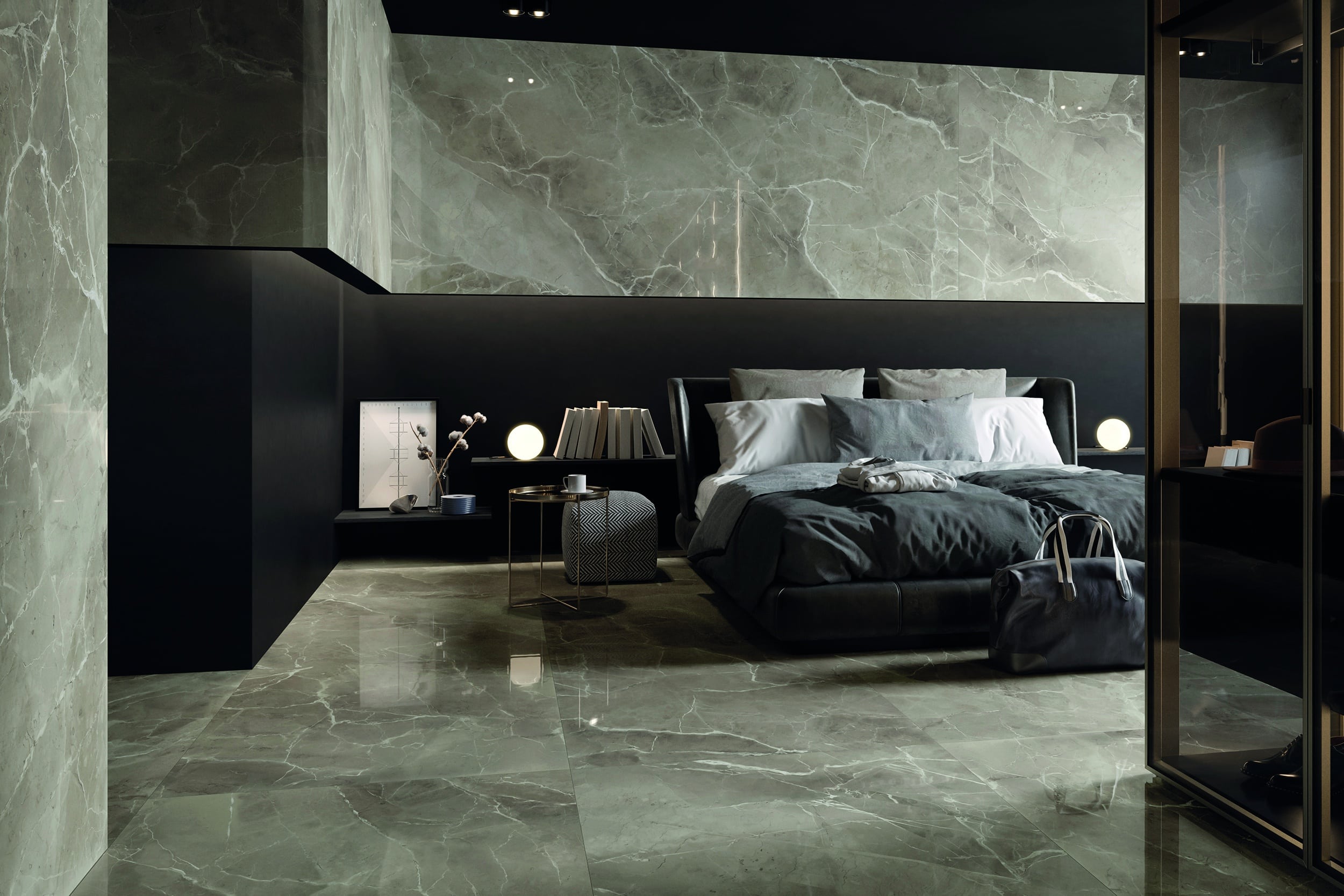 Fliesendorf zeigt die Fliesen auf Boden und Wand, welche einen grauen Marmorlook haben, eines Schlafzimmer mit großem Polsterbett, Nachttisch.