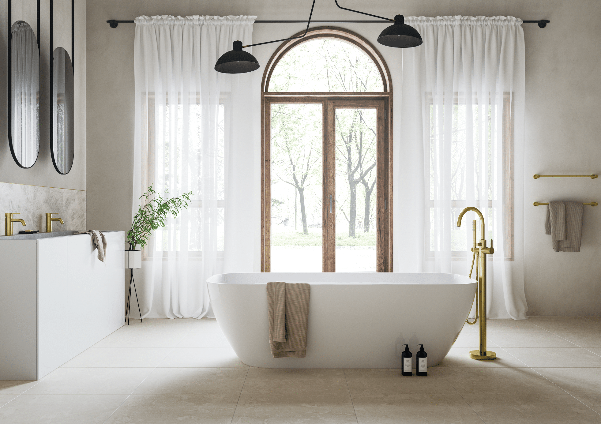 Fliesendorf zeigt ein hell gefliestes Badezimmer mit weissem Doppelwaschtisch, freistehender Badewanne mit goldenen Armaturen und einem Rundbogenfenster.