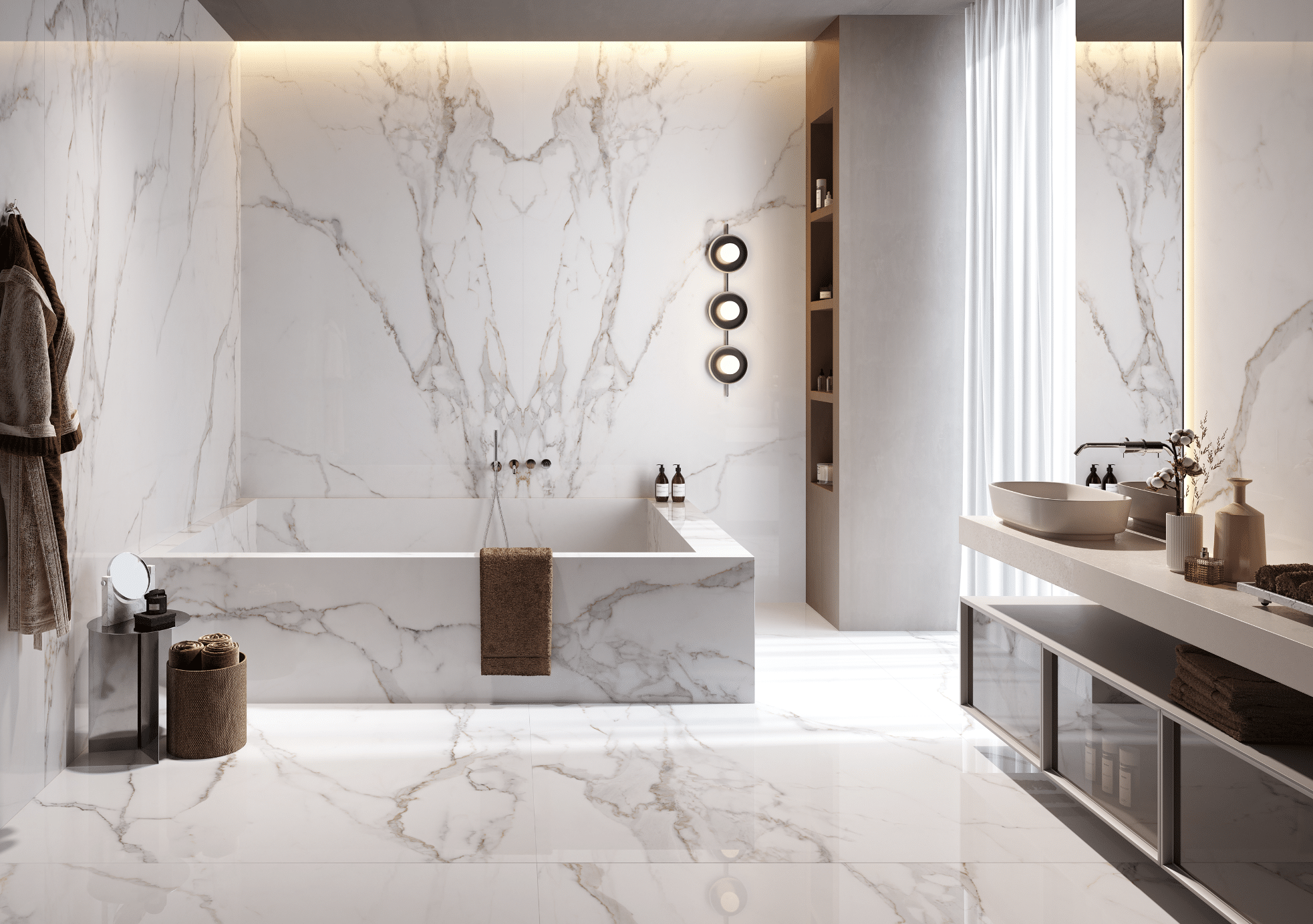Fliesendorf zeigt ein elegantes Badezimmer mit marmoriertem Fliesenboden und gefliester Badewanne in weiss mit schwarz und einem hellen Waschtisch.