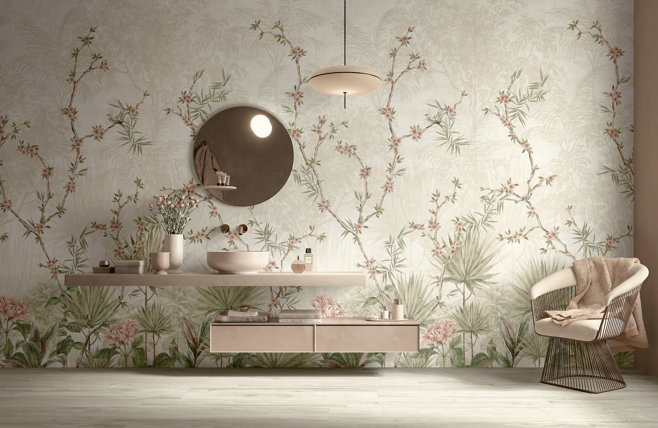 Fliesendorf zeigt eine floral gemusterte, tapezierte Wand mit einem Waschtisch und einem rundem Spiegel mit einem hellen Sessel auf gefliestem Boden.