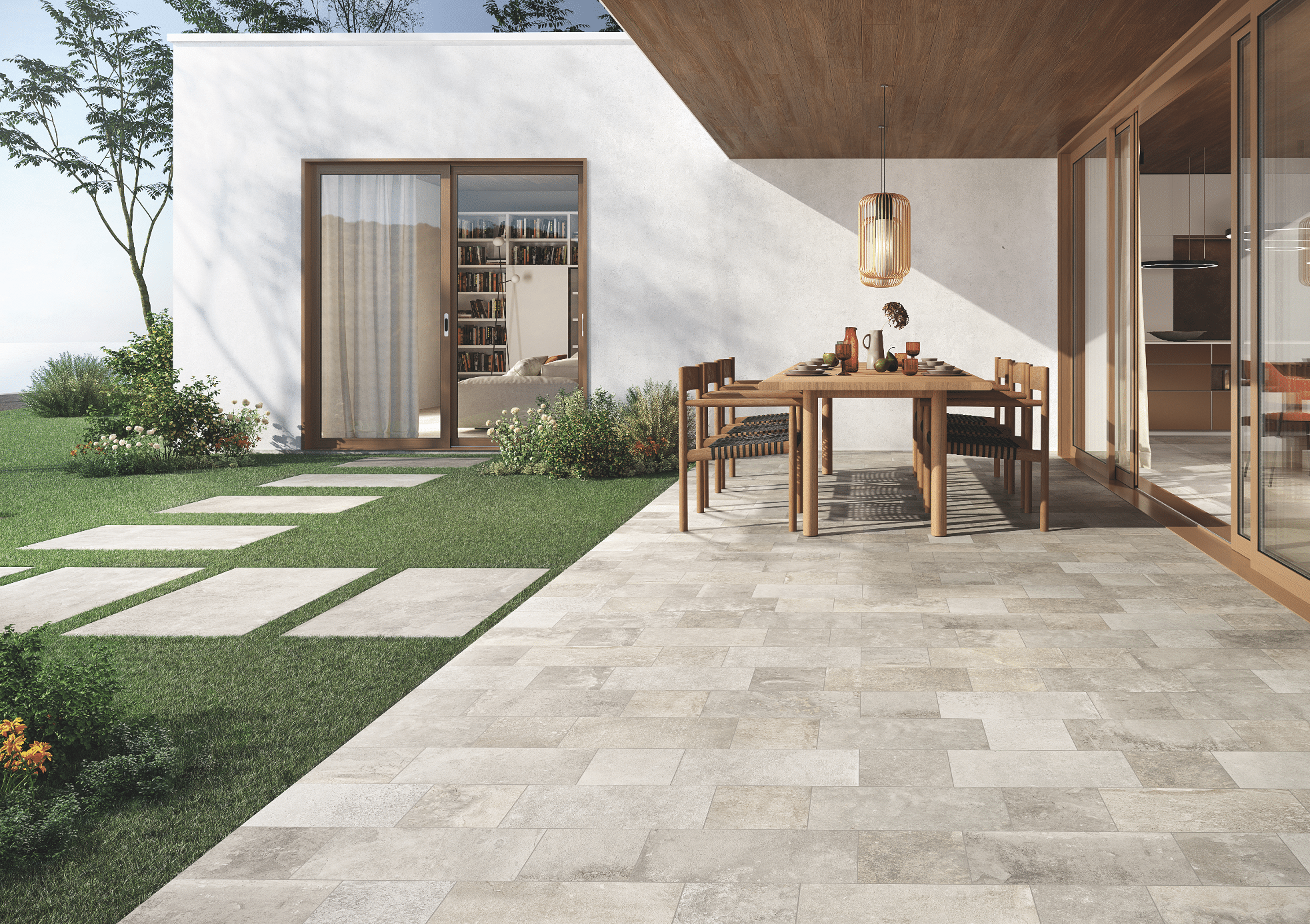 Fliesendorf zeigt eine helle, geflieste Terrasse mit großem Esstisch aus Holz, Holzstühlen und Steinplatten als Weg durch den Garten zur Terrassentüre mit Zugang zum Wohnzimmer.