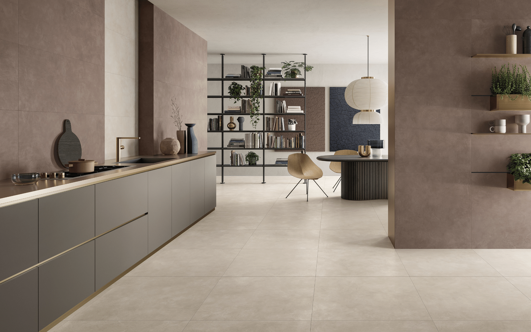 Fliesendorf zeigt eine offene Küche mit einem grauen Küchenblock und goldenen Akzenten mit Blick ins Esszimmer und beigem Fliesenboden.
