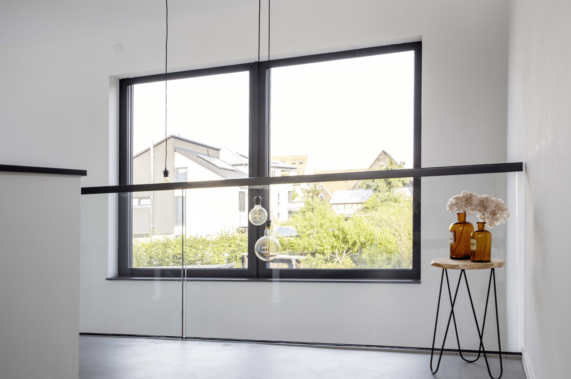 Gallerie mit großem Kunststoff-Fenster aus der Energyline von Gaulhofer.