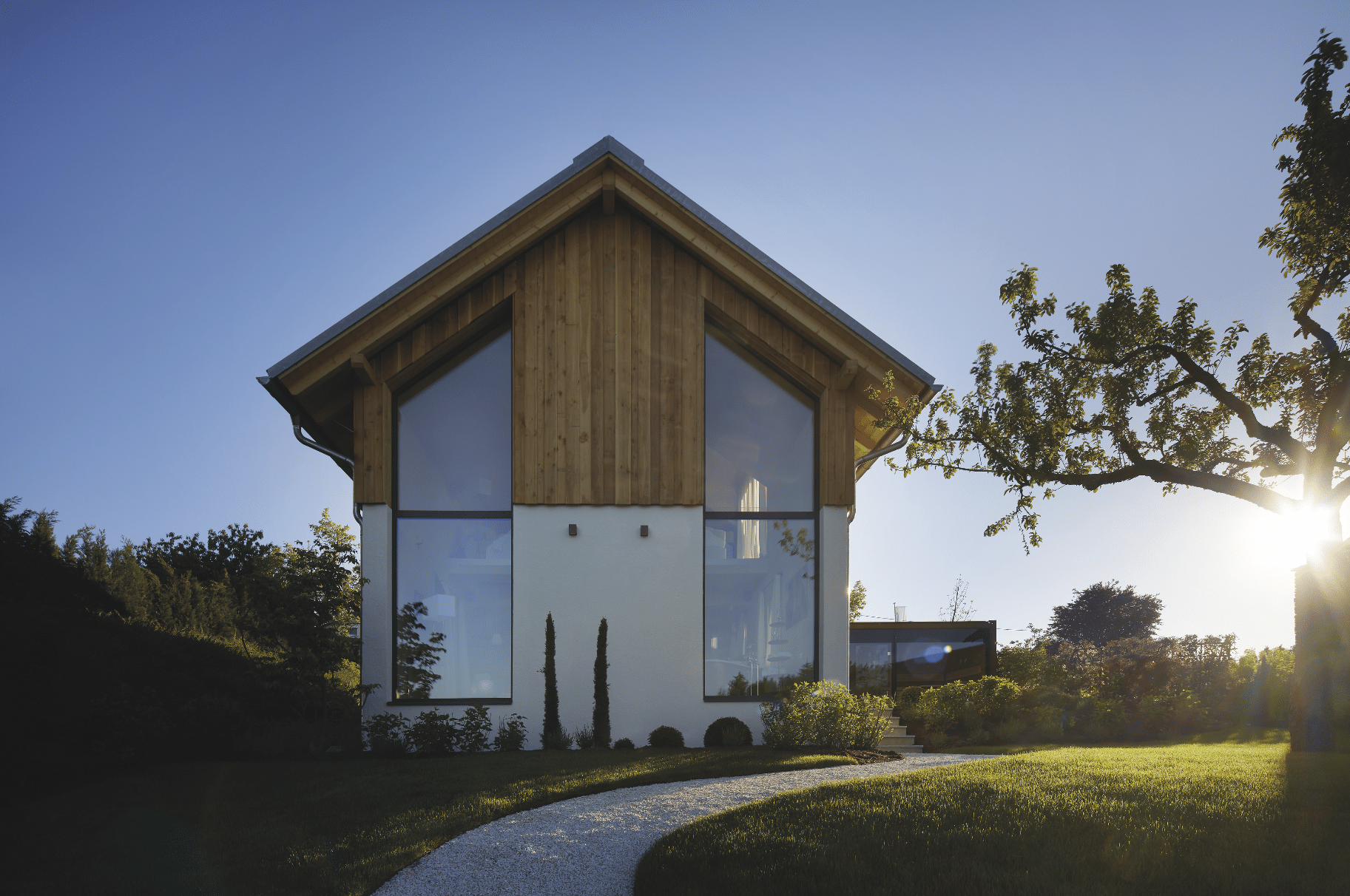 Einfamilienhaus mit bodentiefer Holz-Alu-Fixverglasung aus der INLINE 91 SLIM von Gaulhofer.