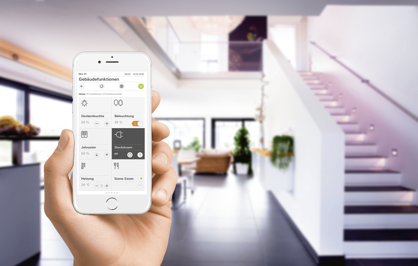 Innenansicht eines Wohnhauses mit Smart Home Funktion von Gira und mobiler Steuerung über das Handy.