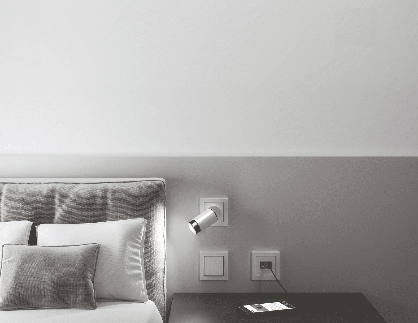 Schlafzimmer mit Nachtlicht, Lichtschalter und einer Handy-Ladestation mit USB-Anschluss der Firma Gira.