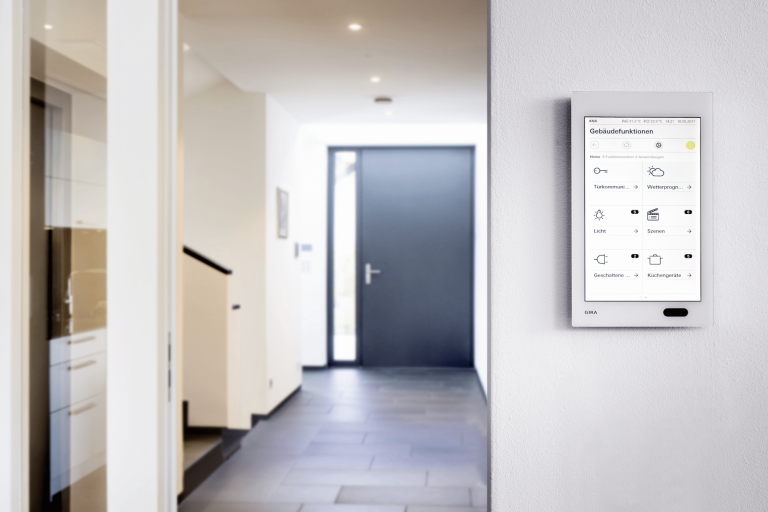 Smart Home-Bedieneinheit von Gira für Gebäudefunktionen.