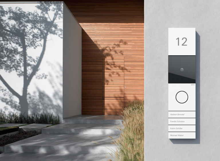 Gira präsentiert eine elegante Smart-Home Gegensprechanlage mit Kamera zur idealen Kommunikation.