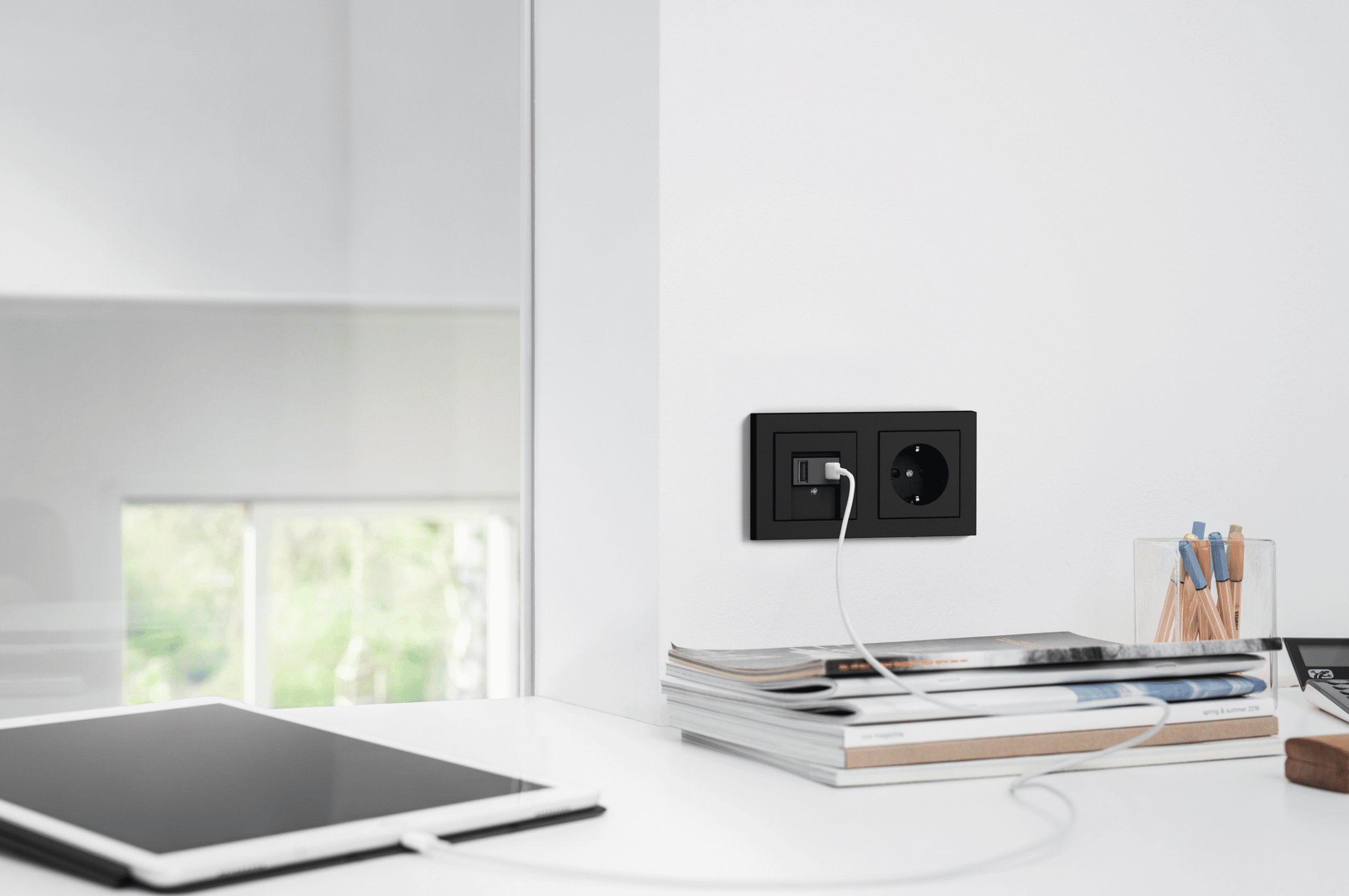 Gira präsentiert eine Smart-Home Steckdose mit integrierter USB-Spannungsversorgung zum Laden von Geräten.