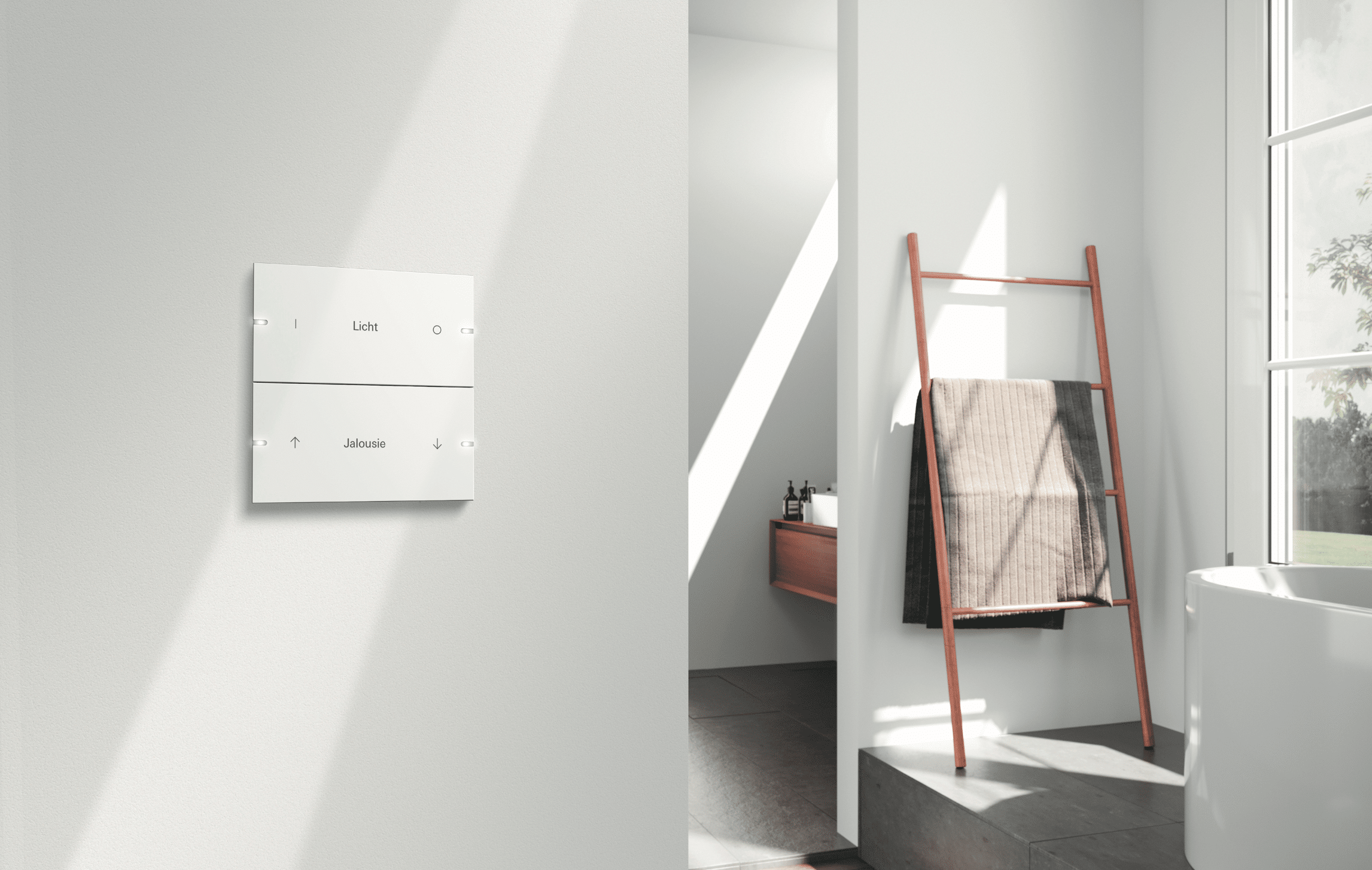 Gira zeigt ein lichtdurchfultetes Badezimmer in weiß mit smarter Jalousien- und Lichtdämmungslöung.