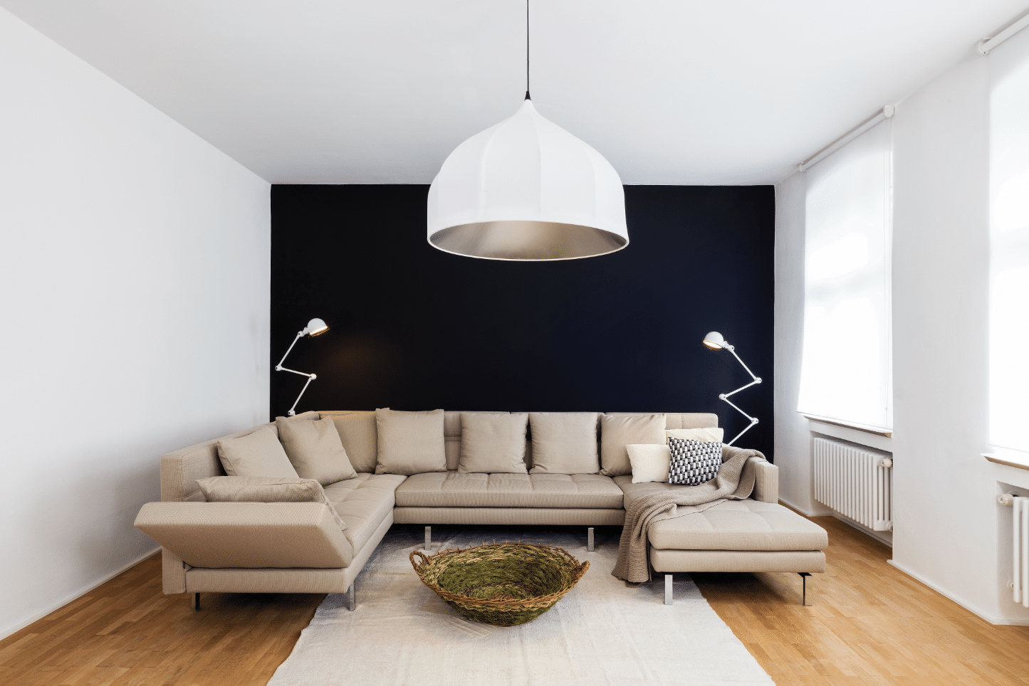 Wohnzimmer mit eleganter Wohnlandschaft in beige von Brühl erhältlich im Wohnhaus Grill & Ronacher.
