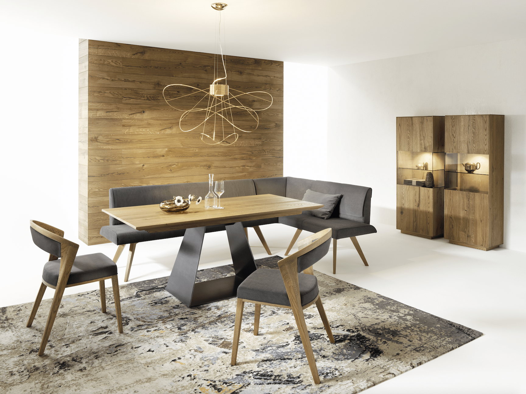 WOHNHAUS Grill & Ronacher zeigt ein modern-edles Esszimmer mit formschönem Tisch, einer Sitzbank und Stühlen von ANREI.