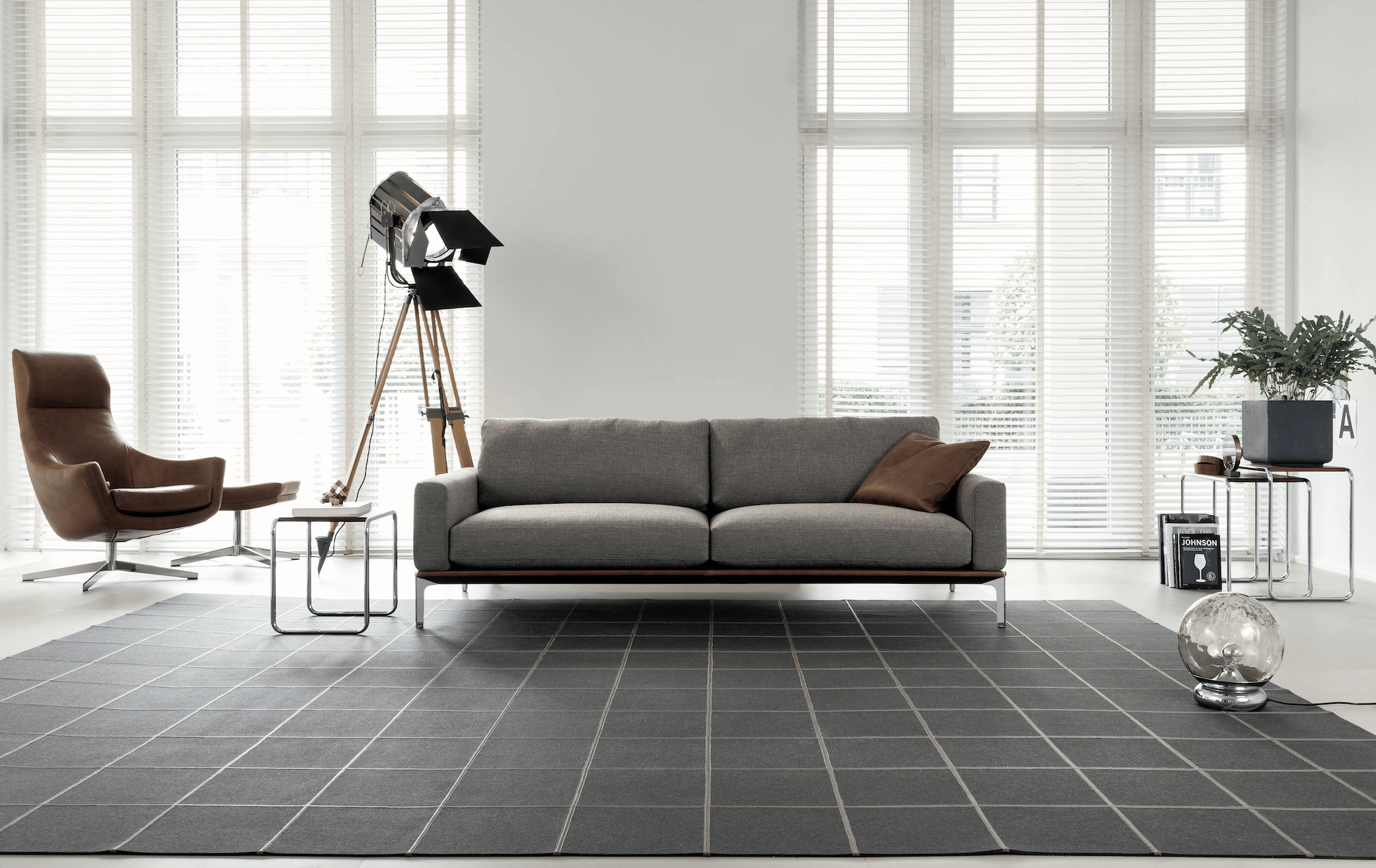 WOHNHAUS Grill & Ronacher zeigt das Sofa Spirit in grau von Bielefelder Werkstätten.