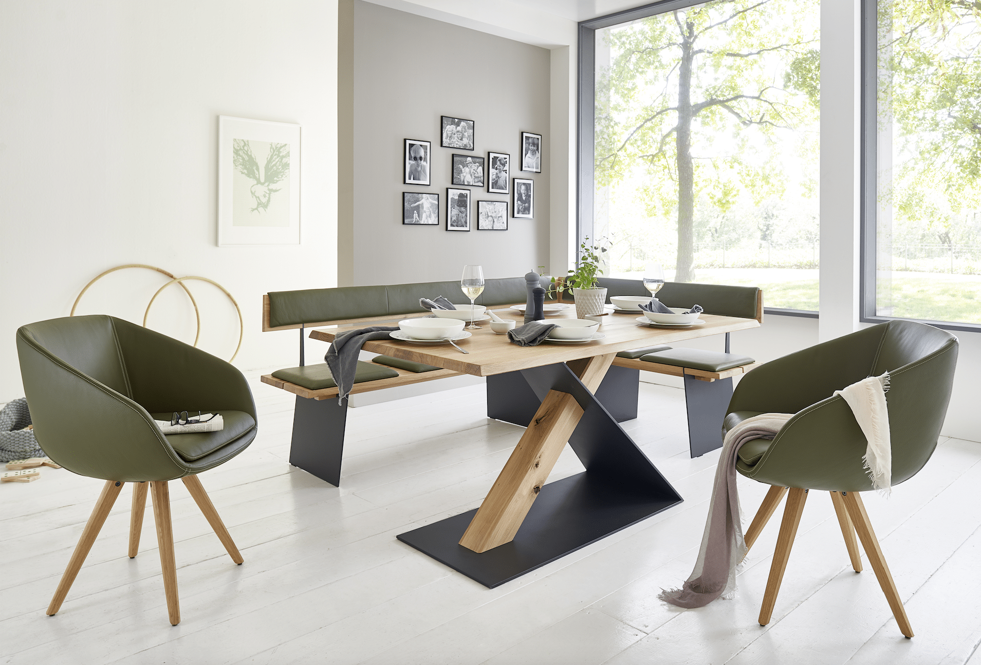 WOHNHAUS Grill & Ronacher zeigt einen edlen Essbereich mit Tisch und Bank aus Holz und Stahl, sowie zwei Stühlen von Wimmer Wohnkollektionen.